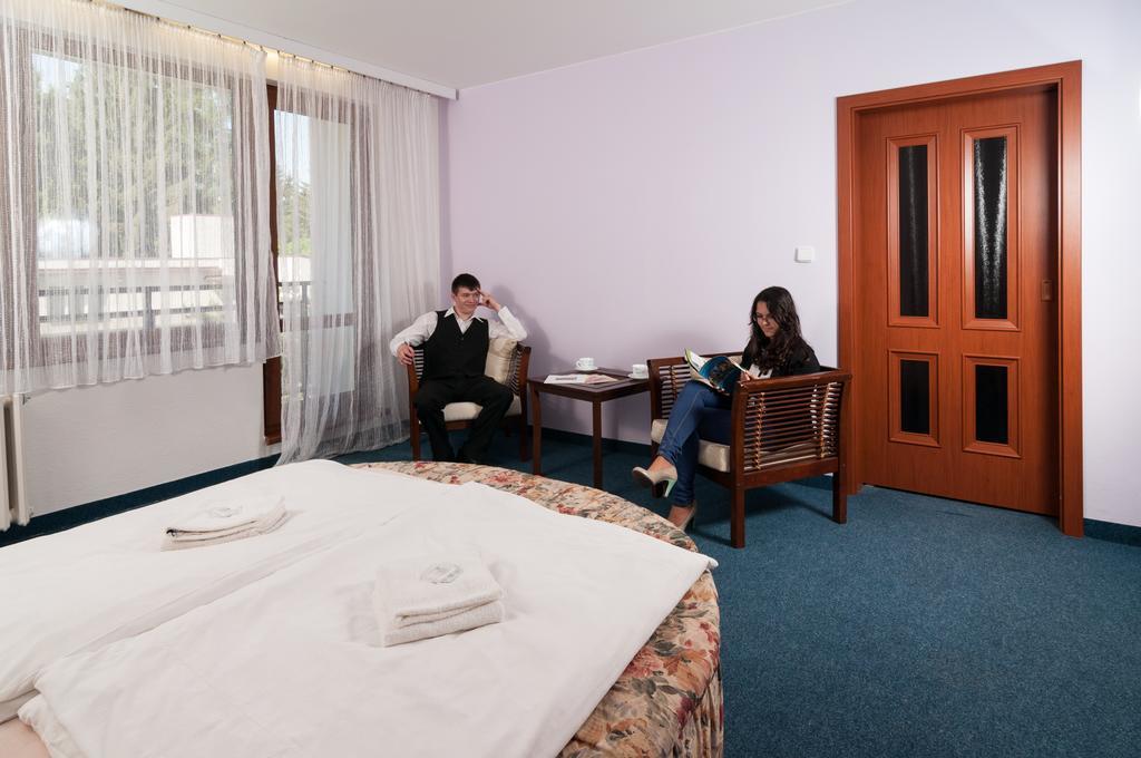Hotel Radejov Knezdub Buitenkant foto