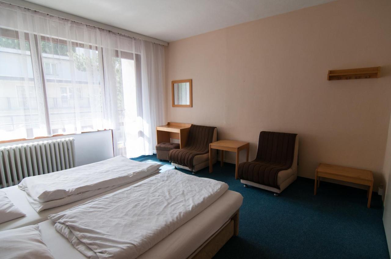 Hotel Radejov Knezdub Buitenkant foto
