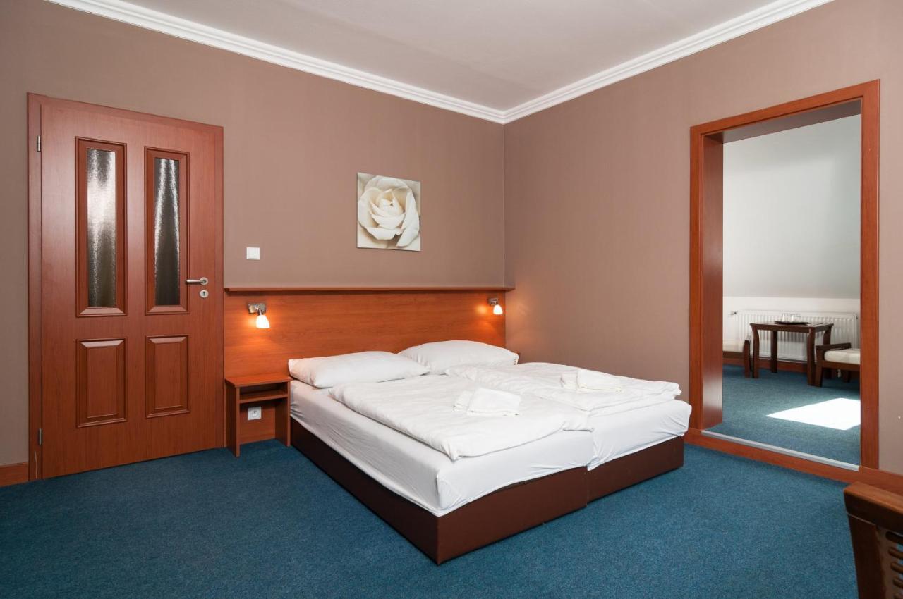 Hotel Radejov Knezdub Buitenkant foto